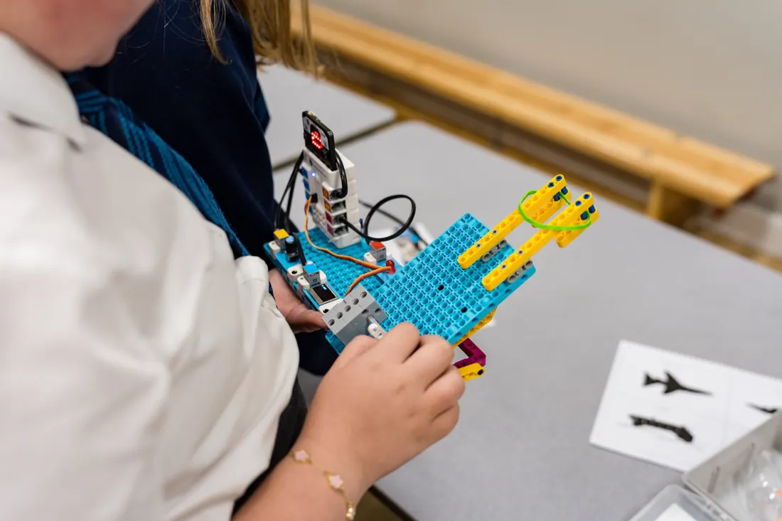 A pupil holding an AI-controlled build